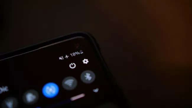 Stavové indikátory na displeji androidového smartphonu