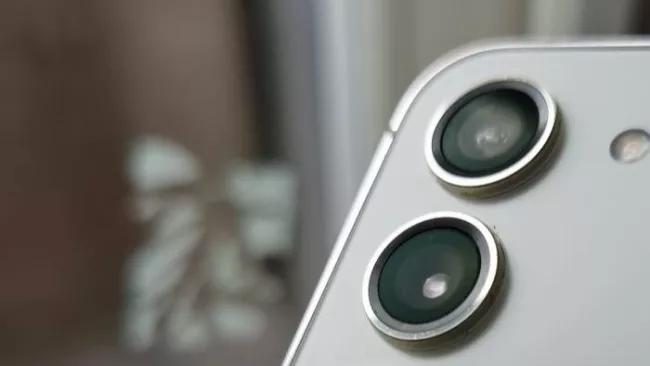 Detail na objektivy smartphonu Galaxy S23