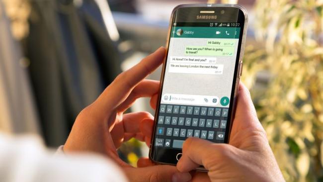 Žena píše text na WhatsApp