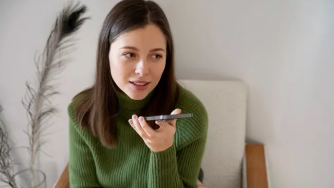 Mladá dívka hovoří do smartphonu