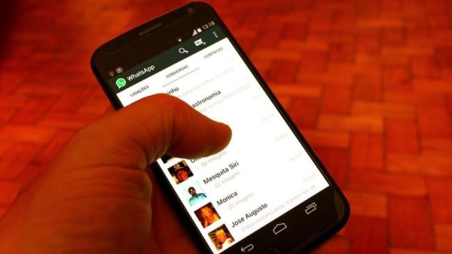 Aplikace WhatsApp na displeji mobilního telefonu