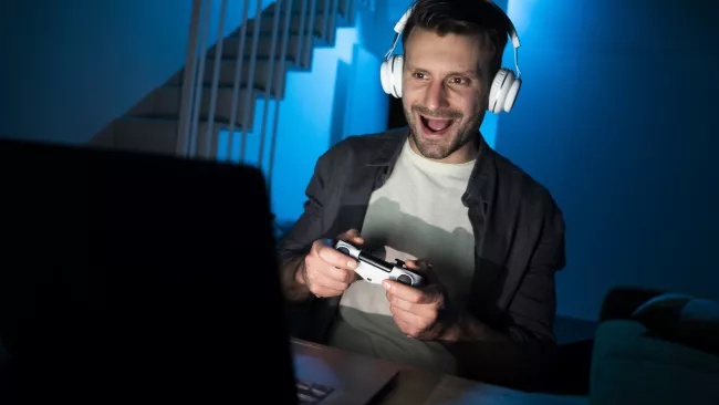 Hráč hraje hry na počítači