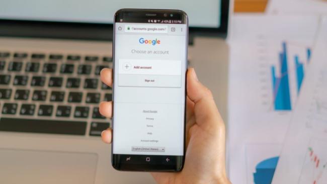 Obrazovka přihlášení do Google účtu na smartphonu