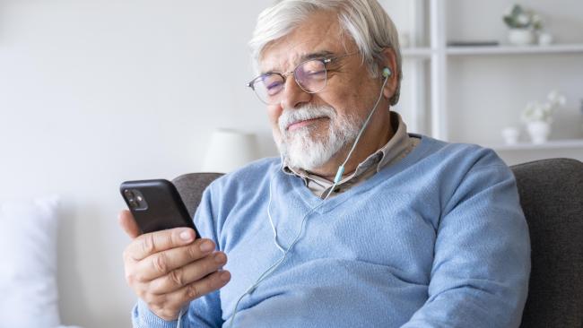 Důchodce s mobilním telefonem