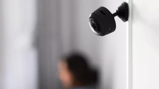 Sledovací kamera v obývacím pokoji