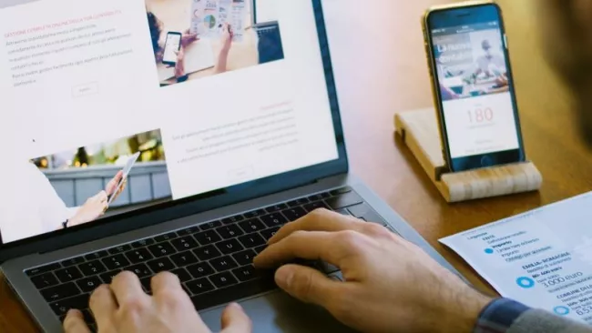 Laptop a mobil vedle něj