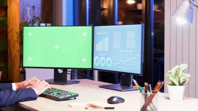 Pracoviště se dvěma monitory