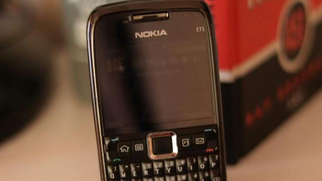 Detail na displej mobilu Nokia