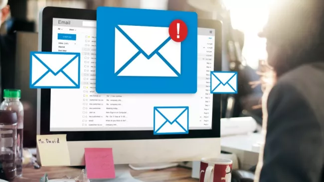 Aplikace elektronické pošty na displeji laptopu