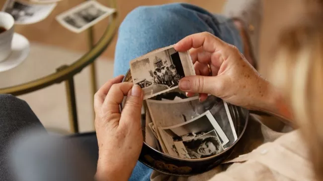 Žena si prohlíží černobílé fotky