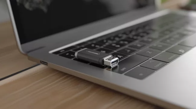 USB klíčenka na klávesnici laptopu