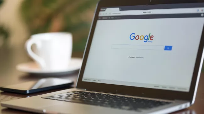 Google Chrome na displeji laptopu