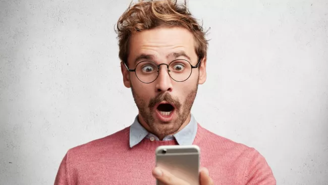 Zděšený uživatel smartphonu