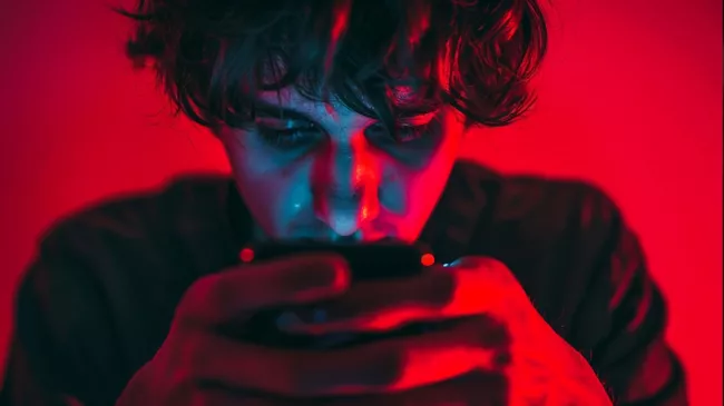 Závislost na telefonu mezi lidmi