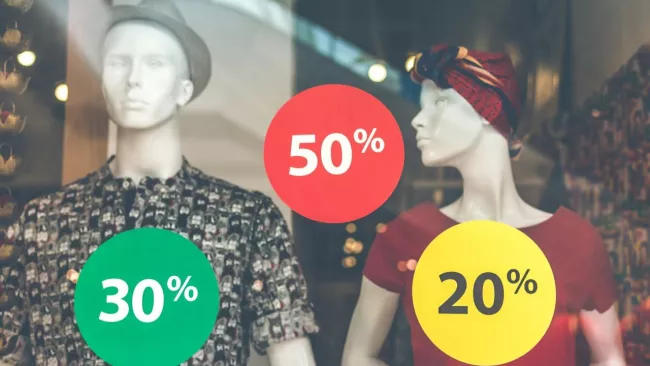 Slevy a výkladní skříň s oblečením