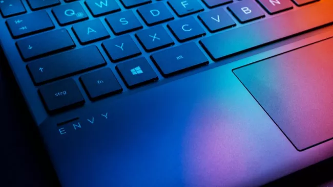 Detail na touchpad notebooku