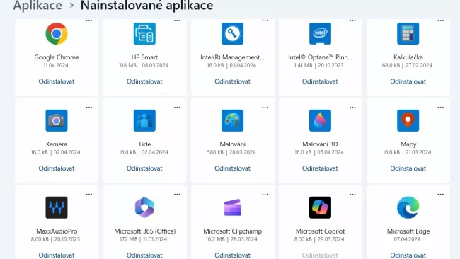 Okno s přehledem instalovaných aplikací a programů ve Windows 11 s možností odstranění