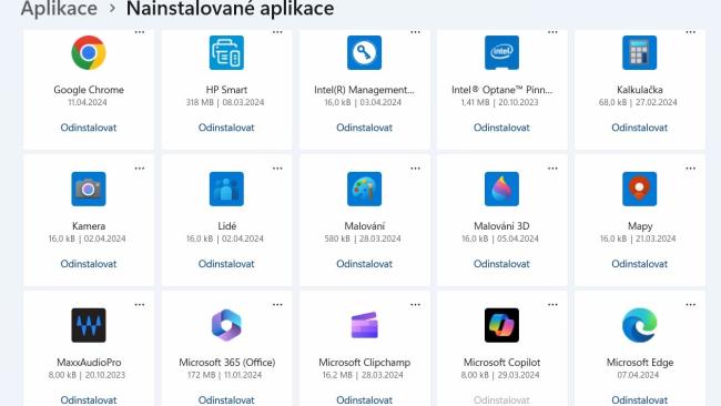 Okno s přehledem instalovaných aplikací a programů ve Windows 11 s možností odstranění