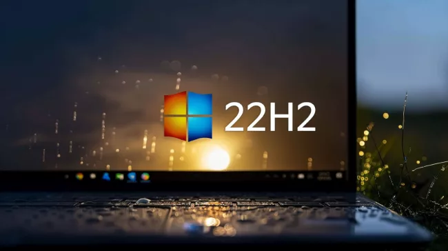Laptop s logem Windows 10 22H2 na displeji