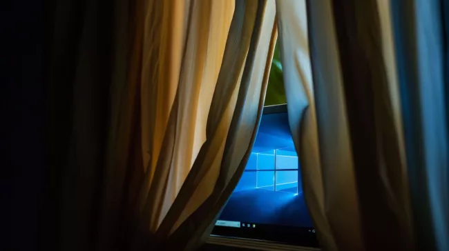 Laptop 10 s Windows 10 mizí za oponou