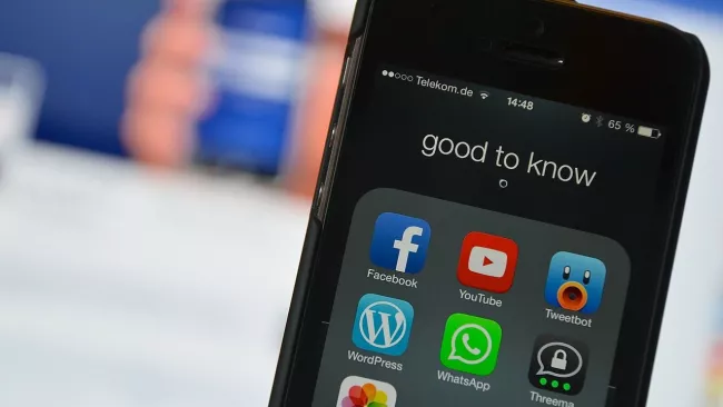 YouTube na displeji smartphonu