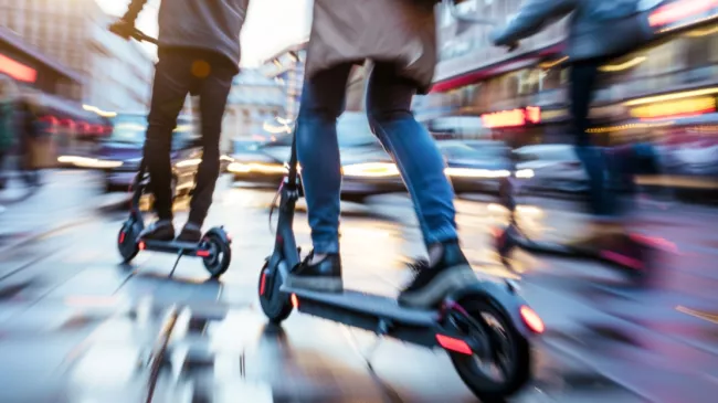 Elektrická koloběžka ve městě
