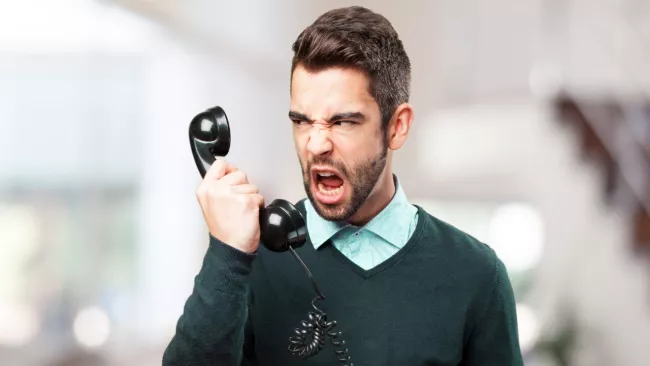 Muž s telefonem, evidentně rozhozený