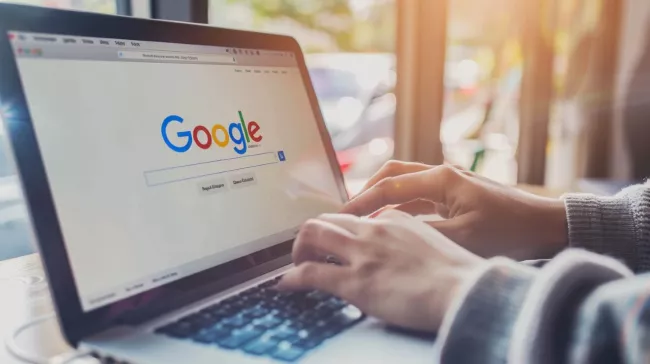 Google vyhledávání na displeji laptopu