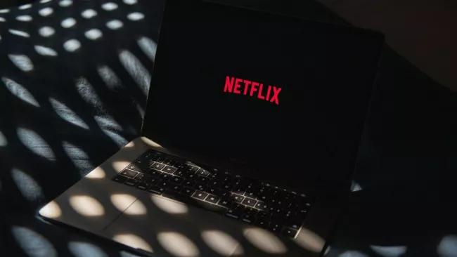Logo Netflixu na displeji laptopu