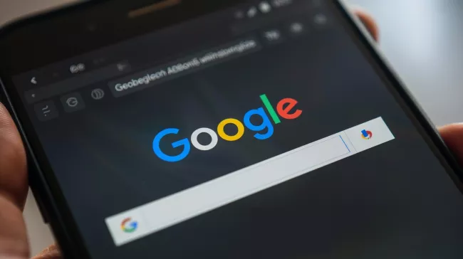 Detail displeje smartphonu s velkým logem Google