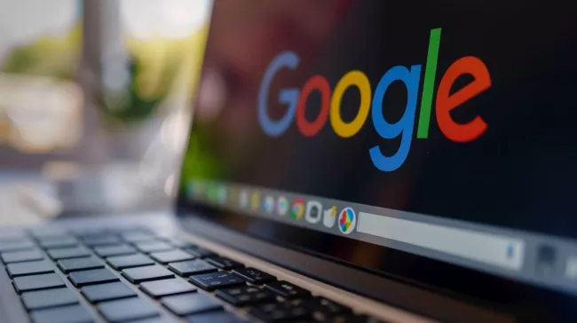 Google Chrome na displeji laptopu