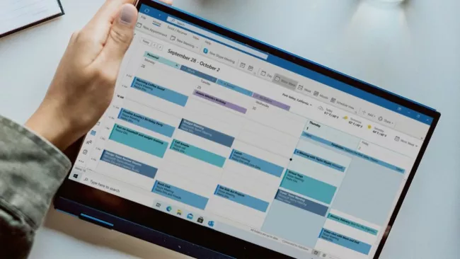 Outlook Kalendář na displeji tabletu