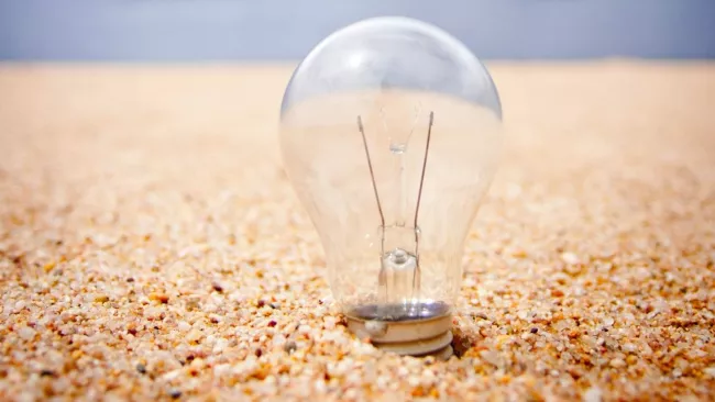 Žárovka v písku