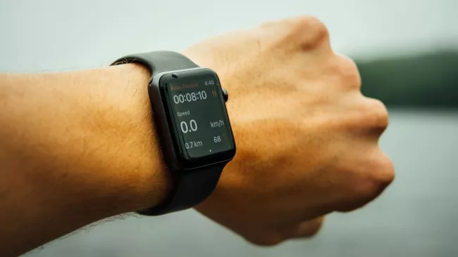 Fitness tracker na ruce uživatele