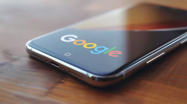 Logo Google na displeji mobilu