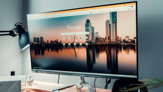 Prostředí Google na velkoformátovém monitoru