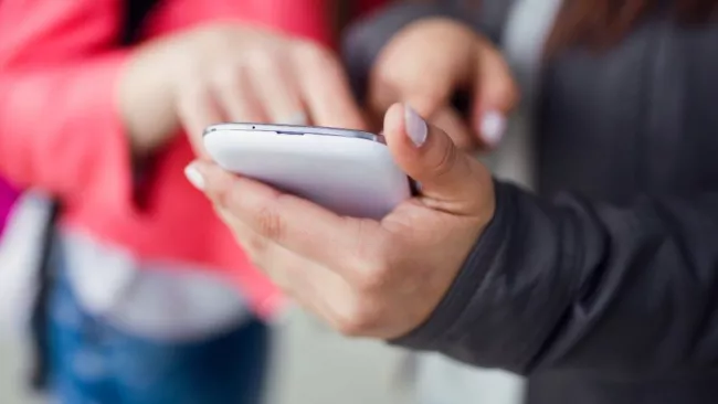 Uživatelky komunikují na smartphonu