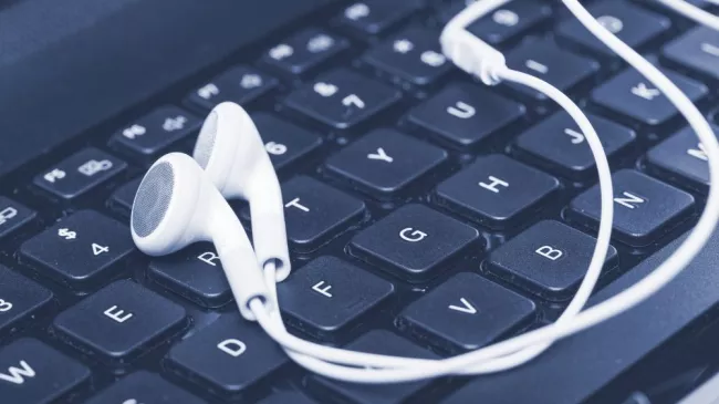 Sluchátka a klávesnice