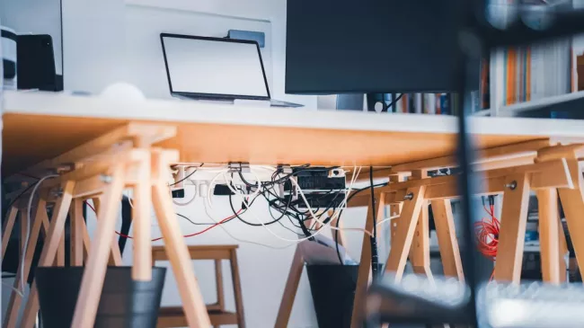 Kabely pracovní stůl