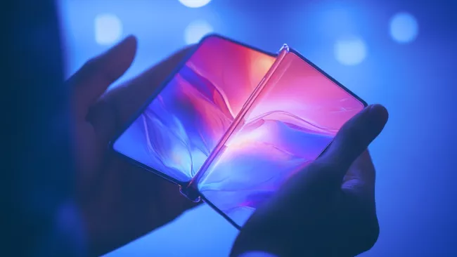 Koncept skládacího telefonu