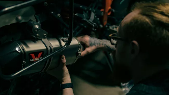 Mechanik montuje díl