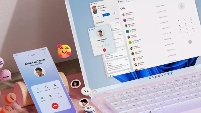 Smartphone a počítač na pracovním stole