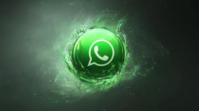 Logo WhatsApp v bublině na vodní hladině