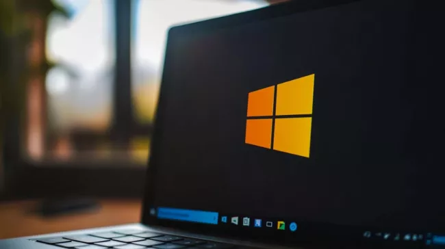 Logo Windows na displeji laptopu