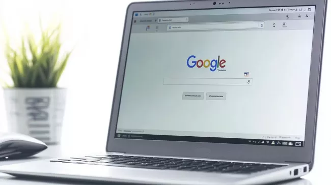 Vyhledávání Google na displeji laptopu