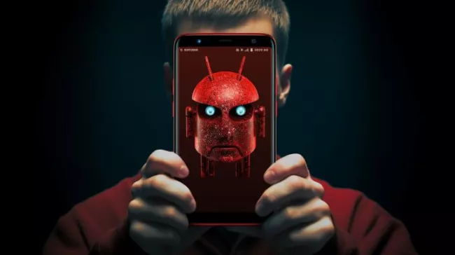 Mračící se symbol Androidu na displeji smartphonu