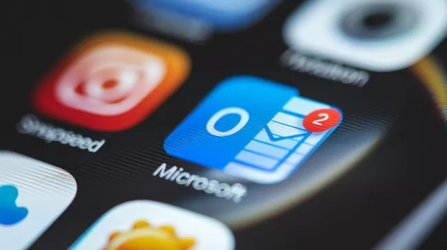 Aplikace Outlook na displeji mobilu