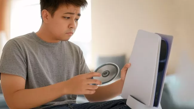 Hráč na PS6 bez diskové mechaniky