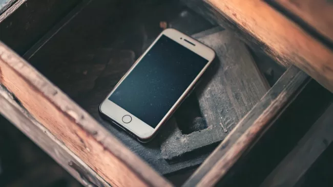 Starý telefon v šuplíku