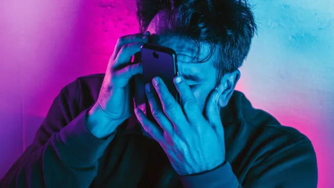 Uživatel závislý na telefonu